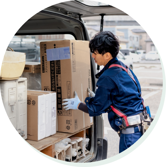 車に荷物を積む様子