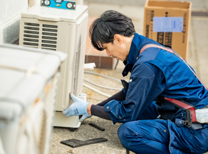 室外機を確認している様子