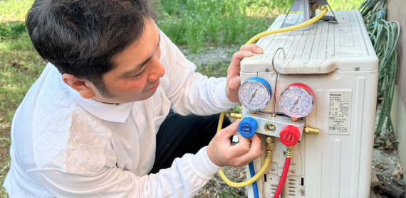 冷媒ガスチャージの様子