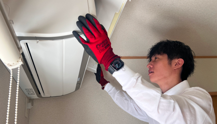 エアコンの内部を確認しているスタッフ