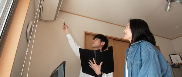 お客様に説明しているスタッフ