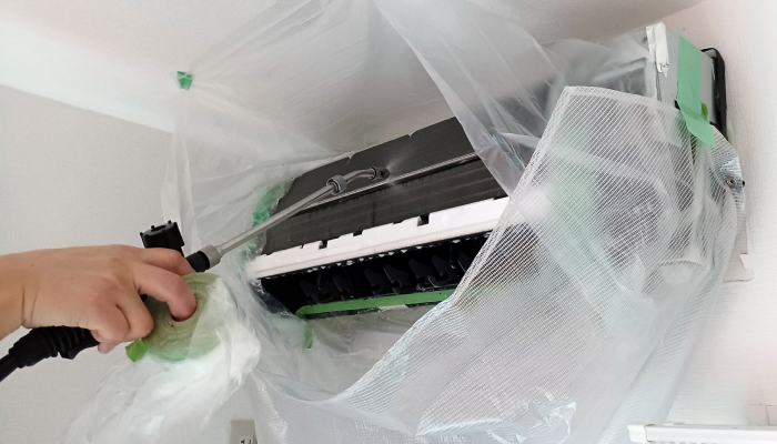 エアコンクリーニング作業中の手元