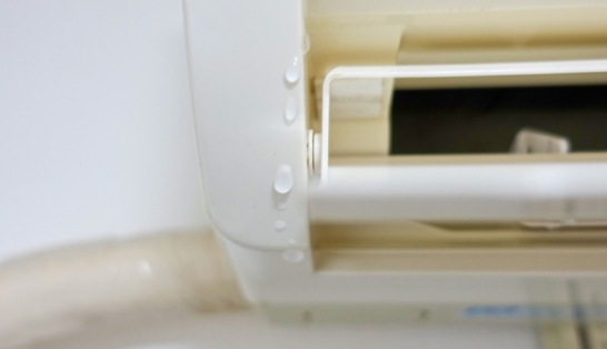 水滴のついたエアコン