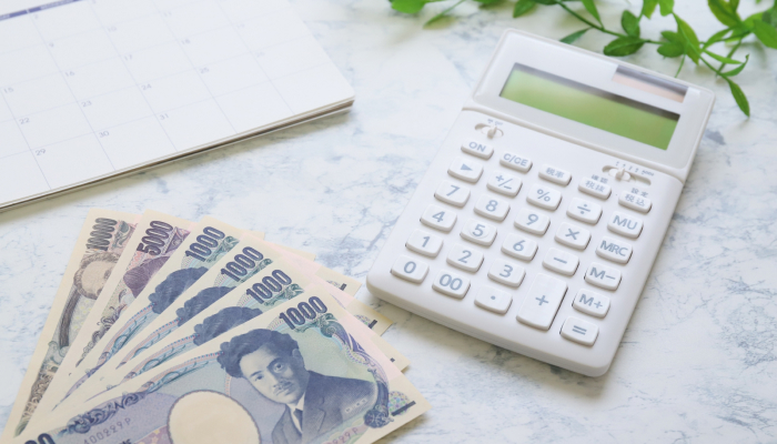 お金と電卓のイメージ画像