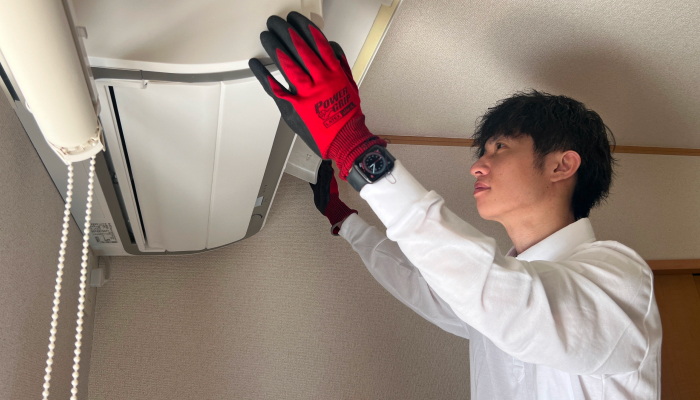 エアコンを取り付けているスタッフ