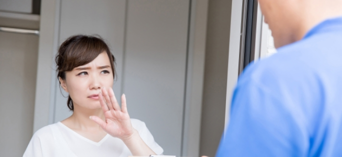 訪問販売を断っている女性