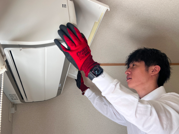 エアコン設置中のスタッフ