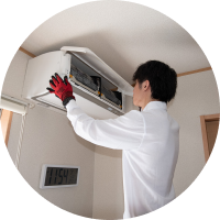 室内でエアコン設置作業中のスタッフ