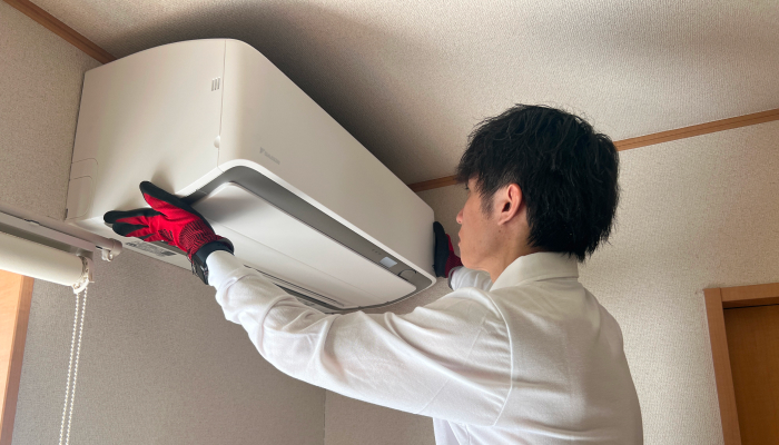 エアコン設置中のスタッフ