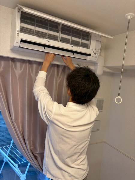 川越市エアコン交換工事 設置後確認中