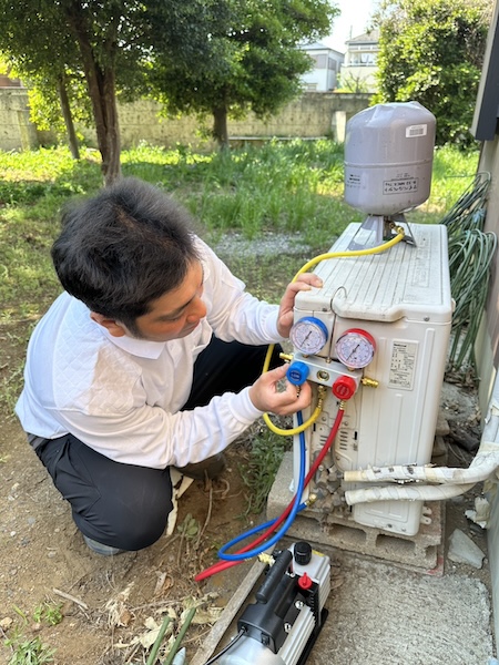 坂戸市エアコン点検 室外機で冷媒ガスの圧力を測定する作業
