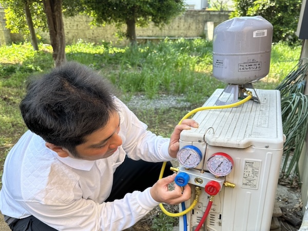 アイキャッチ:坂戸市エアコン点検 室外機で冷媒ガスの圧力を測定する作業