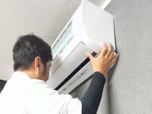 アイキャッチ:ふじみ野市新築住宅でエアコン室内機を取り付ける様子