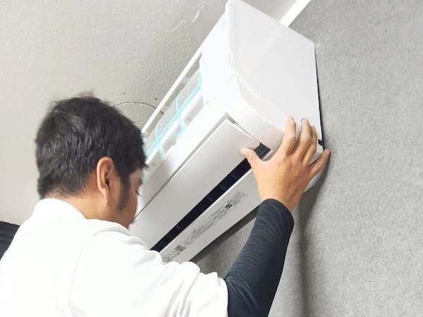 アイキャッチ:ふじみ野市新築住宅でエアコン室内機を取り付ける様子