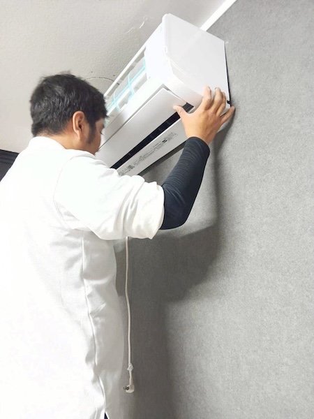 ふじみ野市新築住宅でエアコン室内機を取り付ける様子