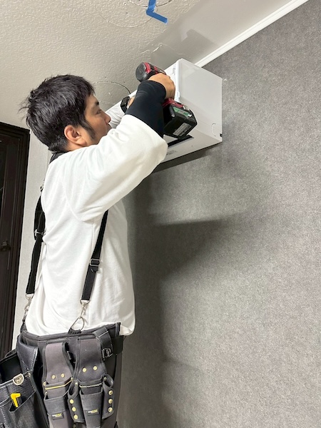 ふじみ野市エアコン新規設置工事 室内機の固定状況を確認する作業