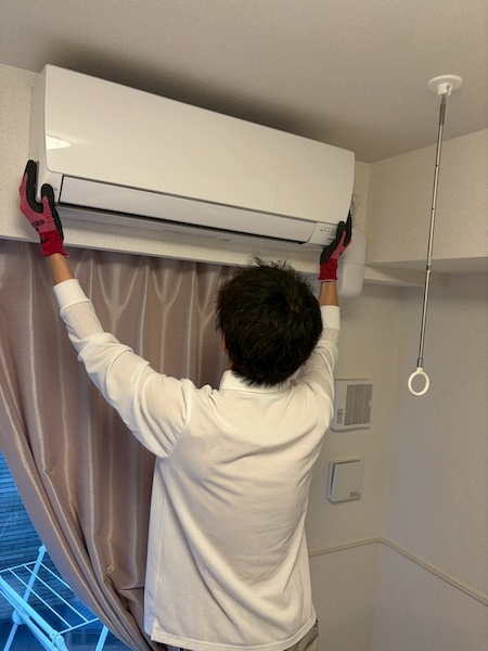 川越市エアコン交換工事 設置中